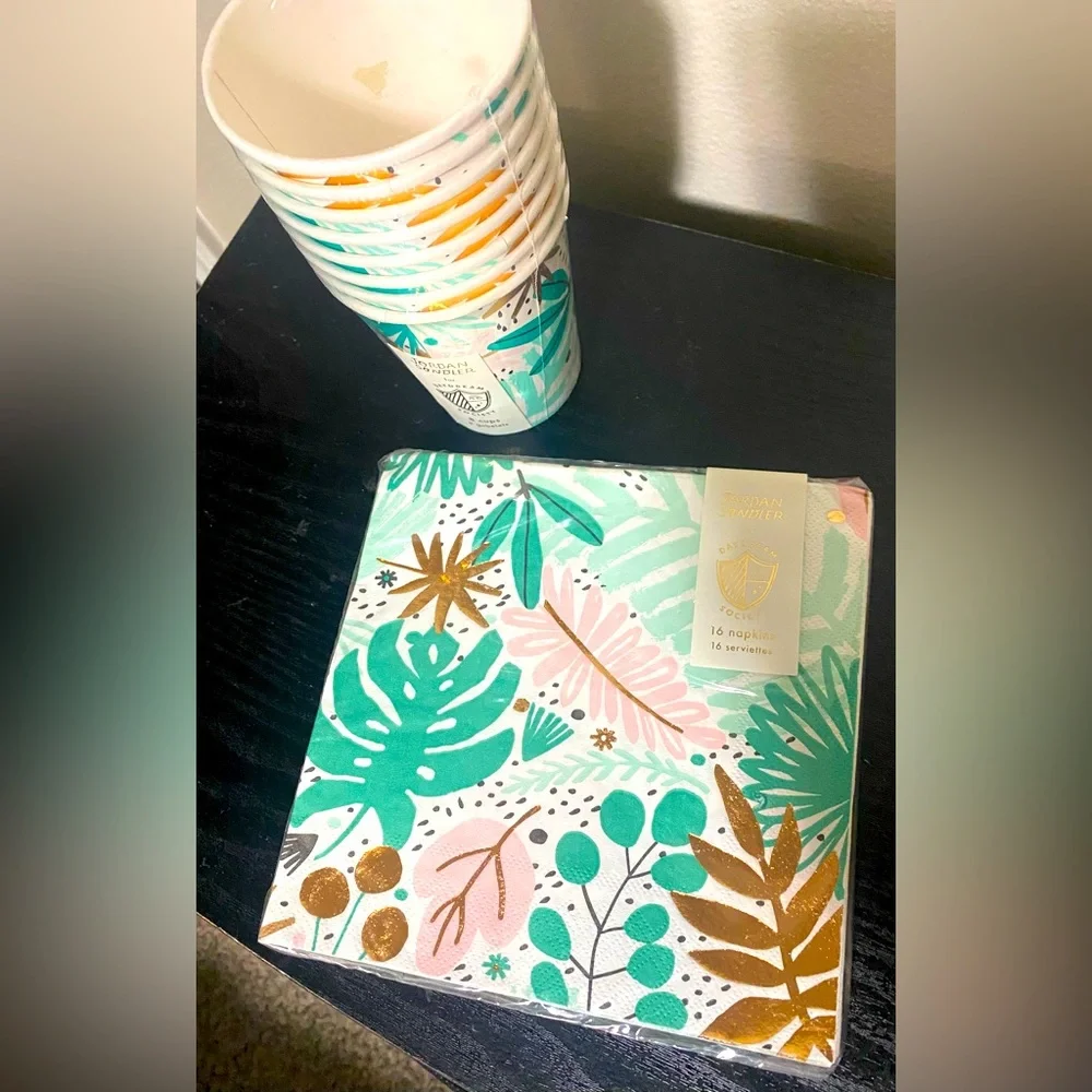 💰2/$10 Set of paper Napkins and Cups- New